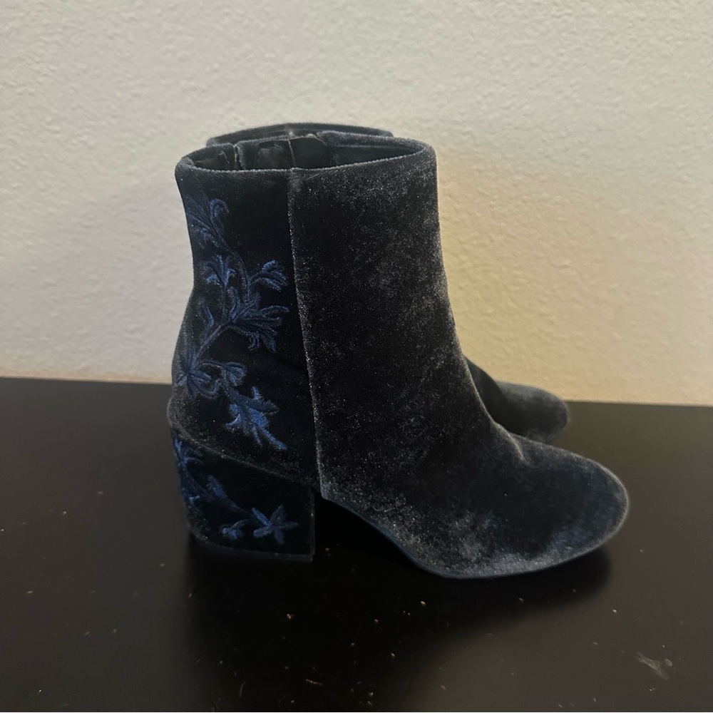 Kenneth Cole Dark Blue Velvet Embroidered Heeled Boots